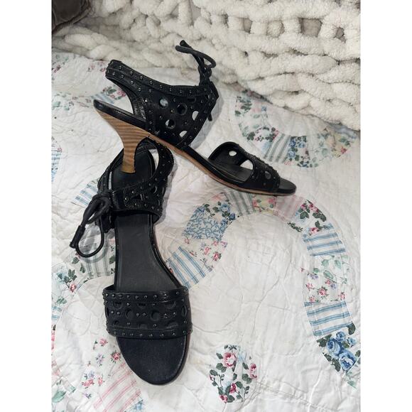 STUART WEITZMAN BLACK STUDDED PERFORATED SANDALS W/TIE 7.5N GHILLIE - Picture 2 of 4